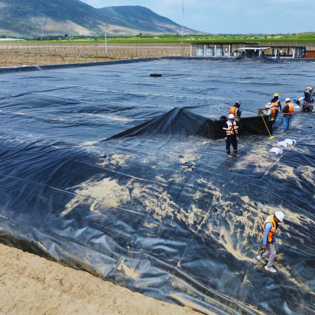Encapsulamiento de reservorio con geomembrana HDPE total