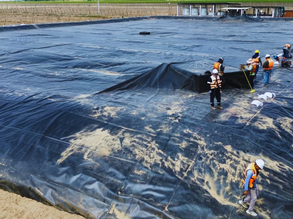 Encapsulamiento de reservorio con geomembrana HDPE total
